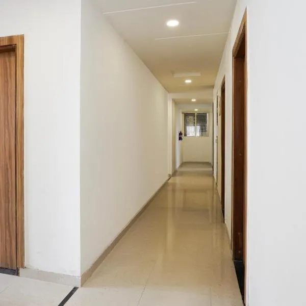 Hotel O Noida Sky Suites Sector 44 Near botanical metro, hotel di Badarpur
