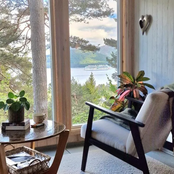 Romantic Off-Grid Cabin with Fjord & Mountain Views, hotel v destinaci Ålesund