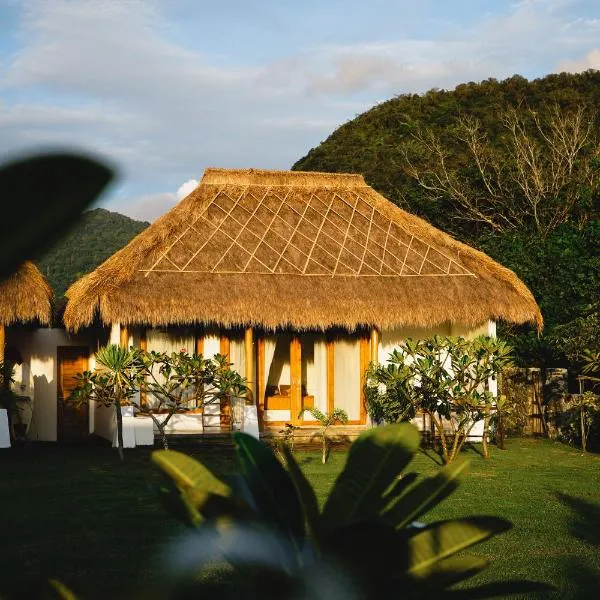 Muara Surf House - Yoyos beachfront, hotel sa Sekongkang Bawa