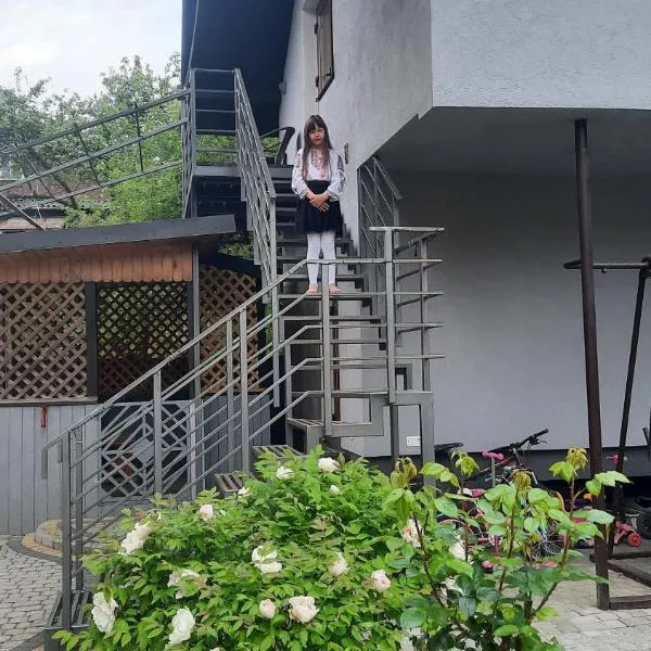 Garage Home, hotel in Yaremche