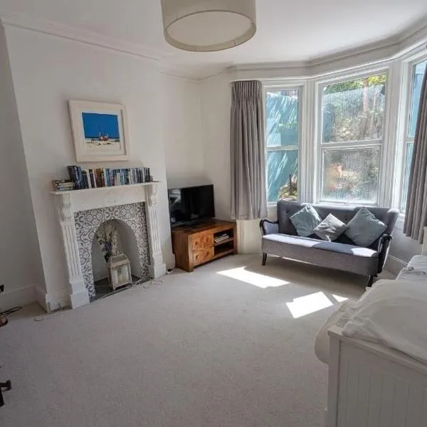 The Roundhill Hideaway Cozy 1 BR Basement Flat, hotel a Brighton & Hove