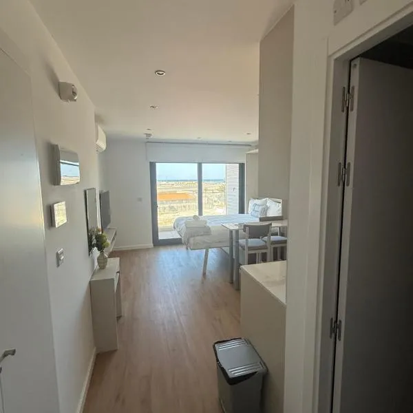 Viesnīca New CP Victory Suites studio with runway view, pool and gym Gibraltārā