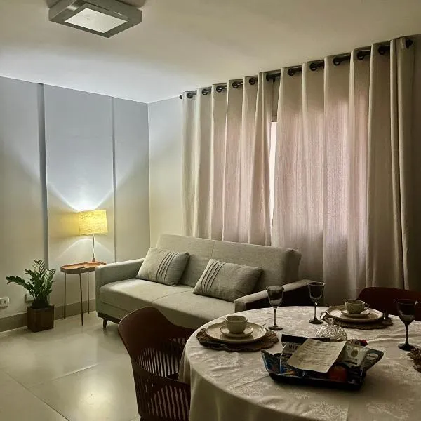 Flat Aconchego no Setor Oeste a 50m do Lago das Rosas, apto novo: Goiânia şehrinde bir otel
