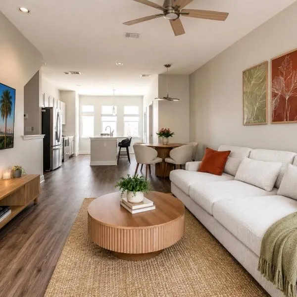 Modern 3 Bedroom 4 Bath Tampa Townhome Near Raymond James Stadium Sleeps 10, hotel u gradu Tampa