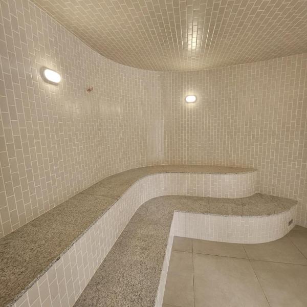 300m da Prainha 2 quartos com piscina e sauna - Foto 3