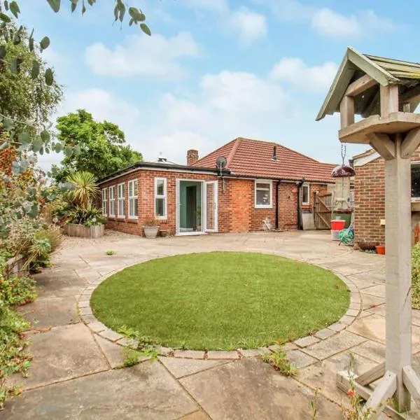 Cozy Detached Bungalow with Sunny Garden, hotel in Southampton