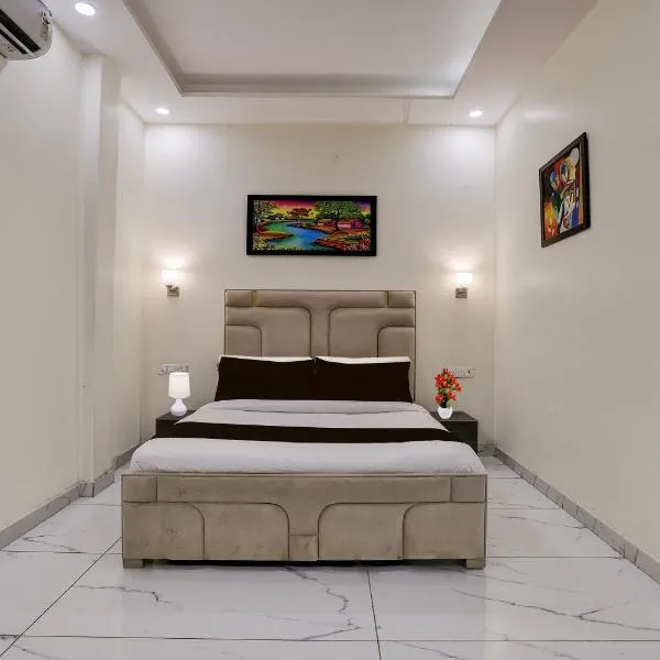 Super Hotel O Clock Tower Dehradun Formerly Dooncity Suites, hotel di Dehradun
