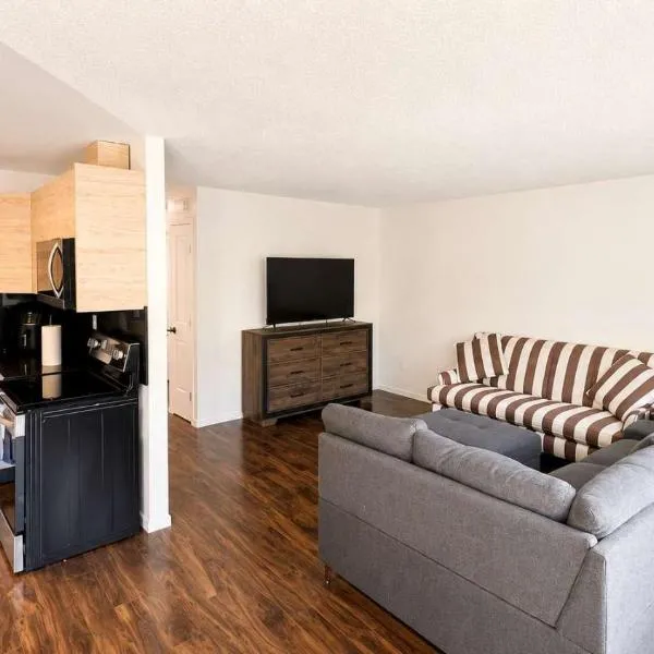 Mountain Views - Ocean Glimpses - Near Victoria - 2BR suite, מלון בסוק