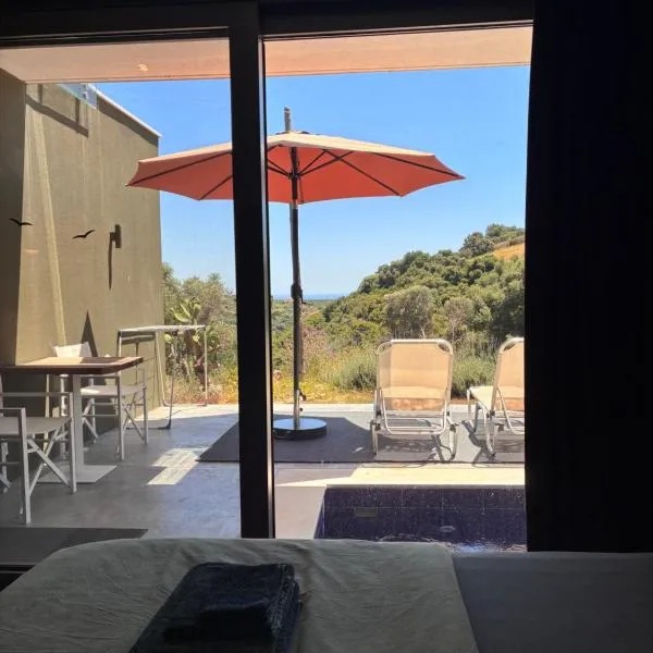 FinIQ Boutiq Studios, hotel in Foiníki