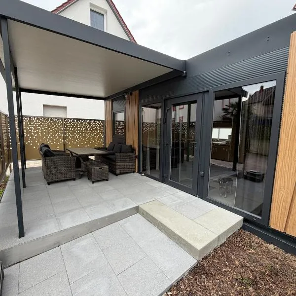Modern designer apartment with a private terrace, hotel a Oedheim