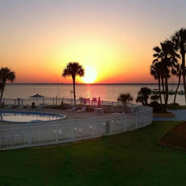 Quality Inn & Suites Gulf Breeze Bayside near Pensacola Beach, hotel u gradu Galf Briz