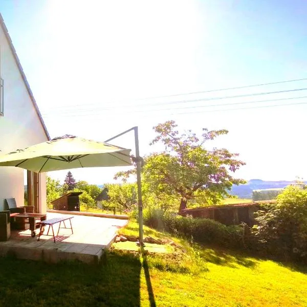 Špulka Hideaway - Romantic Forest Escape near Prague, hotelli kohteessa Teplýšovice