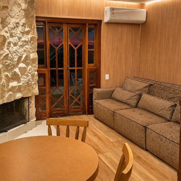 Lareira, cozinha completa e vista incrível no Home