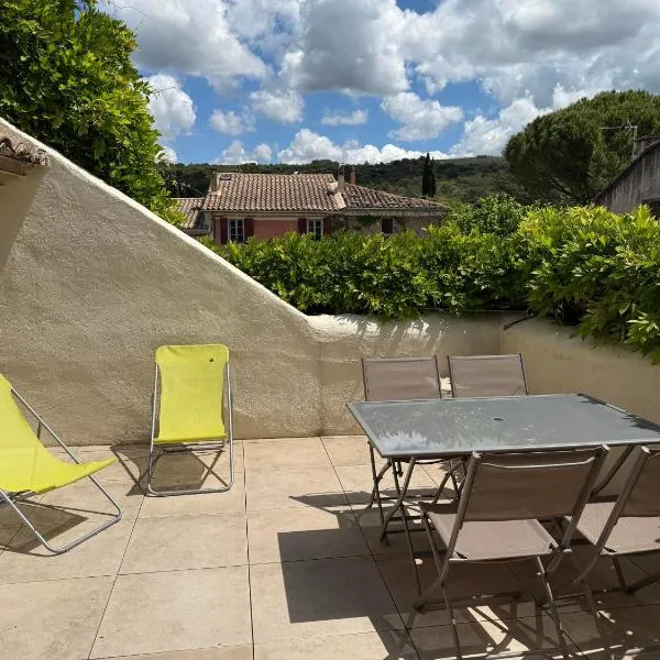 Maison au pied du Ventoux avec terrasse et clim, hotel di Villes-sur-Auzon