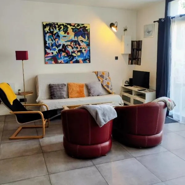 Maison familiale avec terrasse et parking privé proche centre ville، فندق في كايين