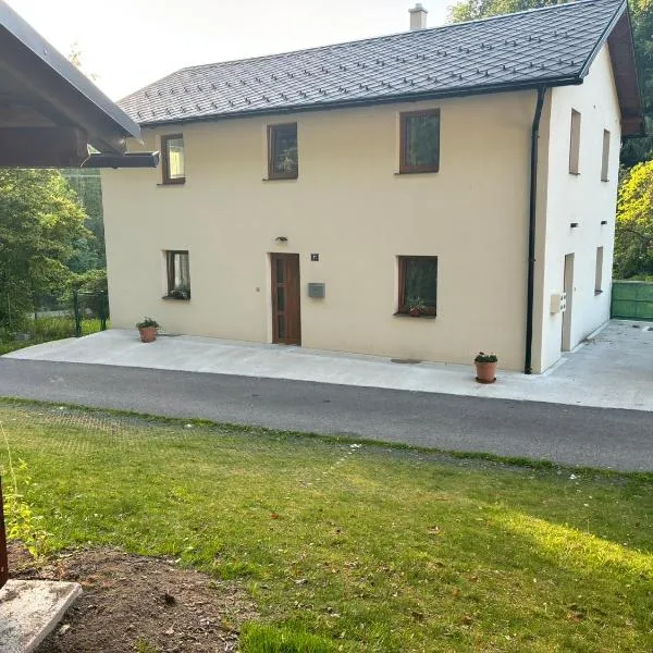 Ubytováni V Údolí, hotel in Karlovice
