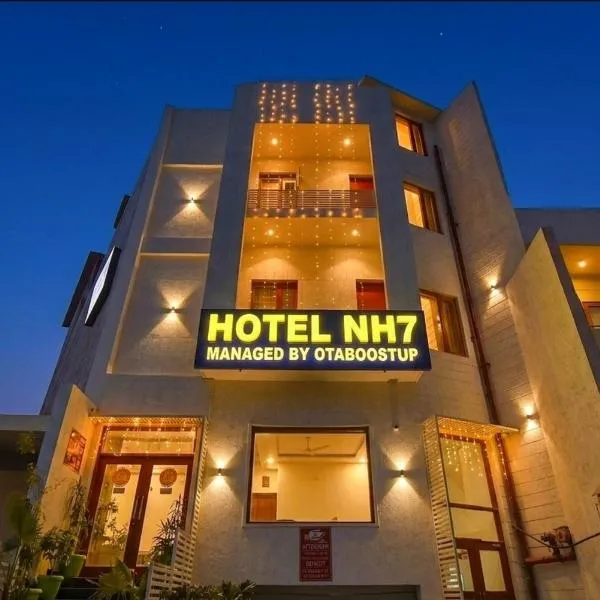 Hotel NH7 Zirakpur Bus stand: Zirakpur şehrinde bir otel
