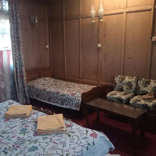 thee Houseboats, готель у місті Срінагар