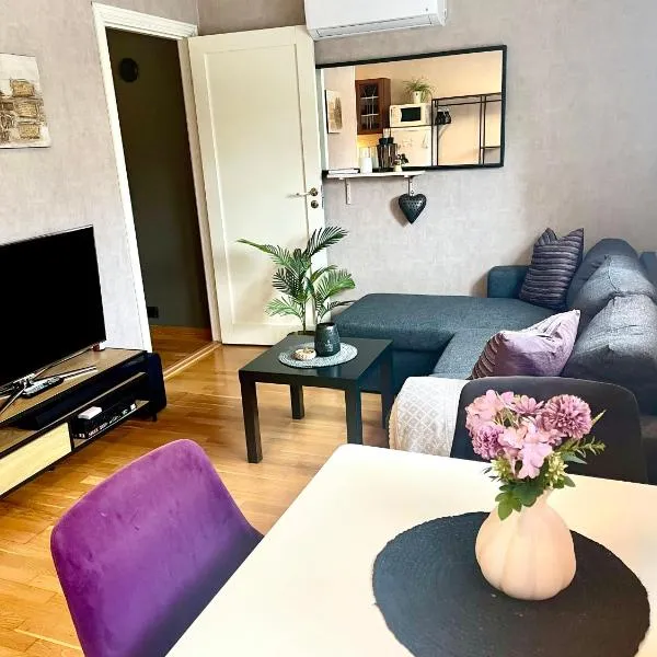 Basement apartment with private entrance and parking, hotel v mestu Kristiansund