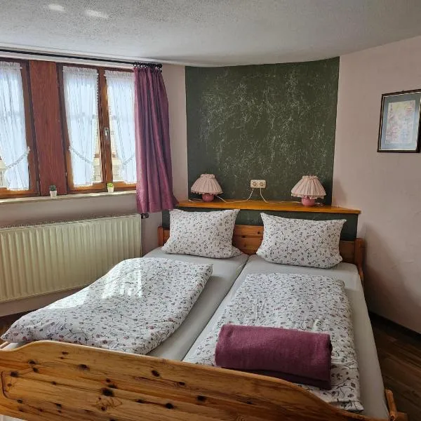 Haus zur Ölmühle 2, hotel en Steinsfeld
