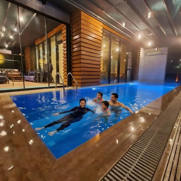 Muhafazakar Havuzlu Bahçeli Güneşlenme Alanı Bulunan Ultra Lüks Villa, Hotel in Sakarya