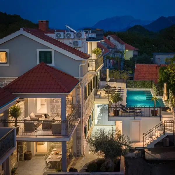 Villa Miravalle - private heated pool, jacuzzi, sauna, private garage parking, hotelli kohteessa Ostrvica