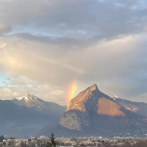 Une chambre calme dans mon appartement avec vue, hotel Seyssinet-Pariset városában