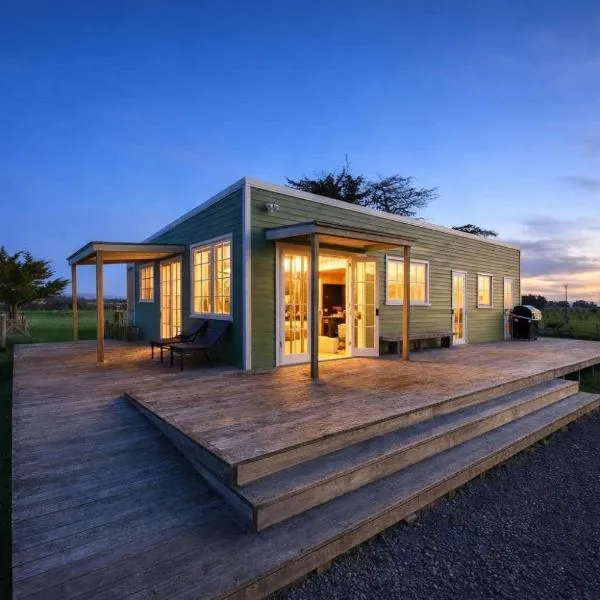 The Shearerton - Woolshed Retreat with Outdoor Bath and Super King Bed, hotel a Feilding