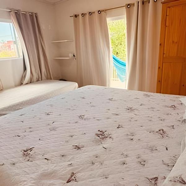 Apto com sacada e rede a 900m da Praia Grande