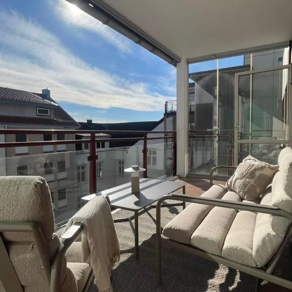 Stor familieleilighet i sentrum med solrik balkong, hotel a Kristiansand