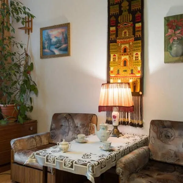 Feel The Old Socialist Style Apartment، فندق في كراكوف