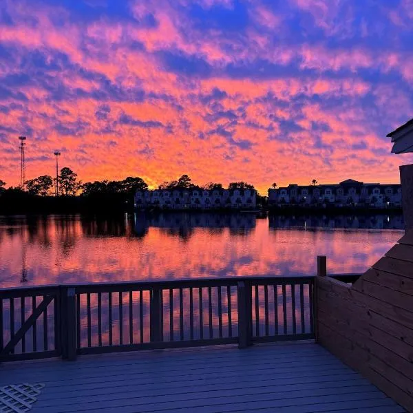 Sunset Serenity!!-Tropical Waterfront Oasis-Huge Private Patio-10Min to KingSt & Beaches, hotell i Charleston