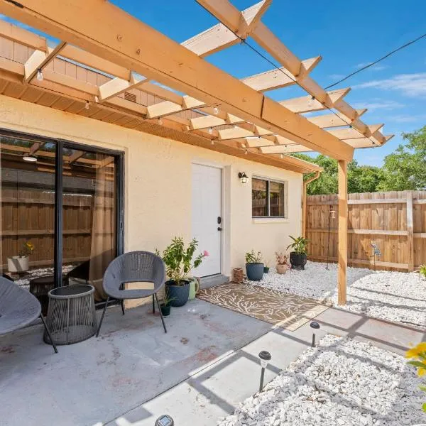 Coastal Bungalow- 5 Minutes to the port!, Hotel in Cape Canaveral