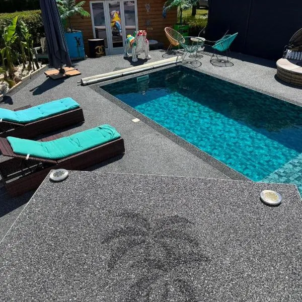 Maison cocooning , avec double jacuzzi et piscine, hôtel à La Machine