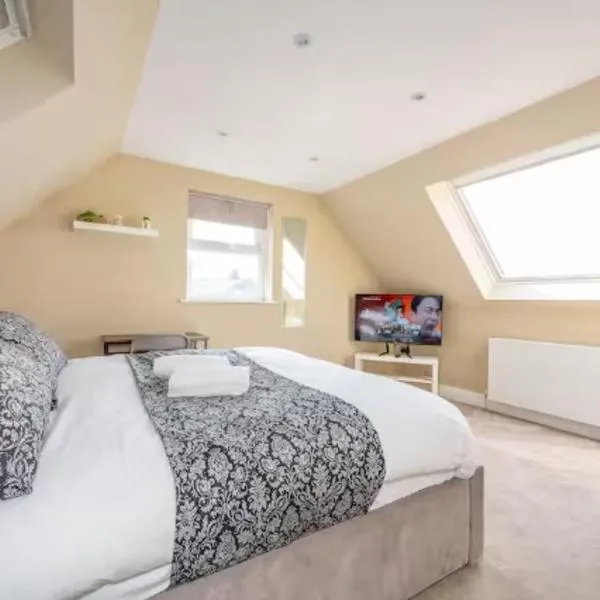 RA7C Stylish Loft Stay, hotel in Batley