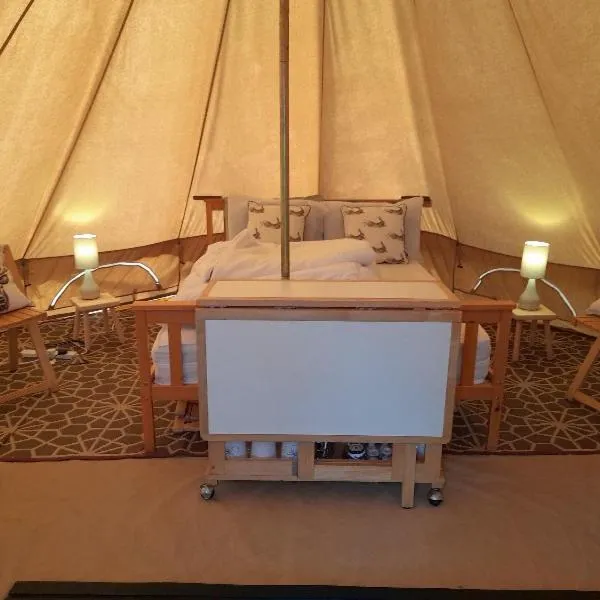 Glamping Bell Tent, hotel en Norton Saint Philip