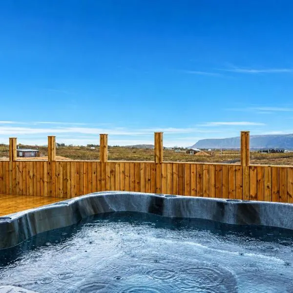 Luxury Log Home with a Hot Tub, hotel di Selfoss