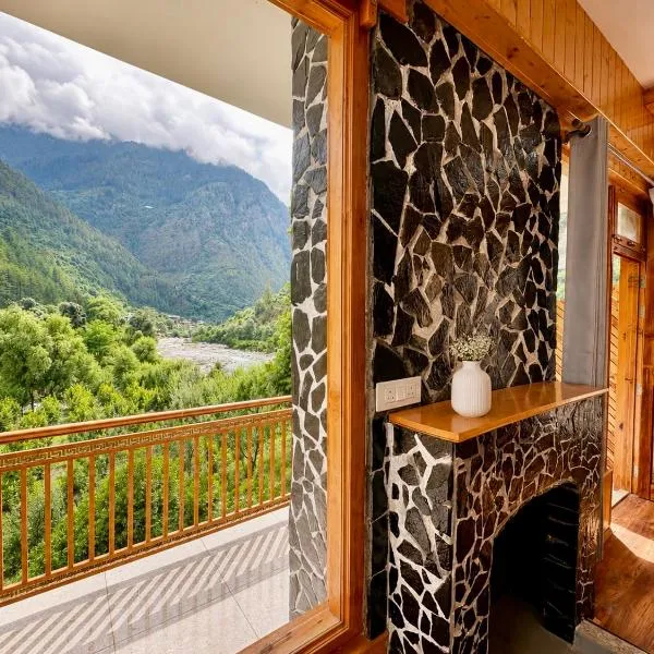 The Mountain Raga: Gushaini şehrinde bir otel