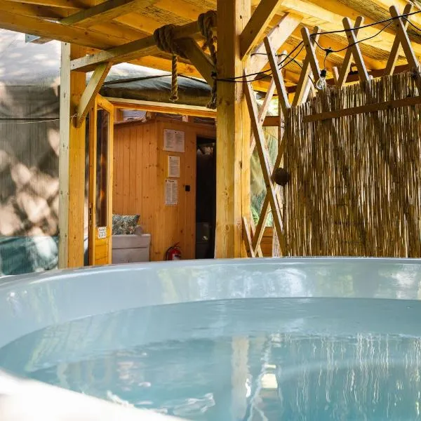 Aloha Glamp - Całoroczny glamping nad rzeką z prywatną balią - Stok narciarski, góry, lasy, sauna, hotel Zagórnik városában