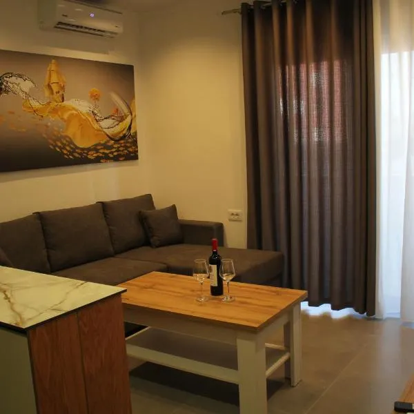 Lazari S Apartments, hotel in Himare