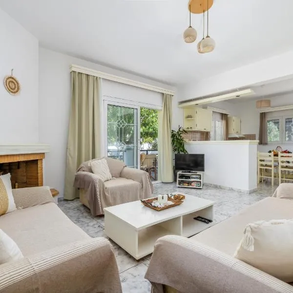 Casa Mia Skopelos - Spacious 3-Bedroom House near Stafylos Beach, hotel v destinaci Skopelos Town