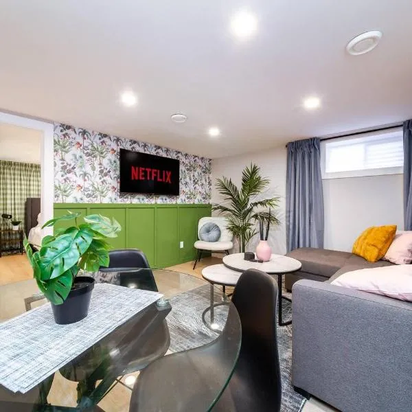 Modern Urban Escape -King Bed -Pet Friendly - Free Parking & Netflix - Fast Wi-Fi, hotel in Edmonton