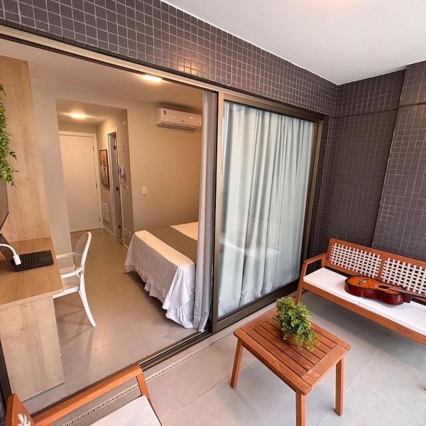Studio na Barra com varanda l 6 min a pé da praia