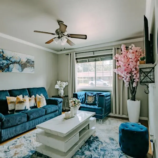 The Homestead Luxury Cozy 2BR Apartment in Nacogdoches Near SFA University and Downtown Pet Friendly Business Ready Extended Stays Welcome with Self Check In High Speed WiFi Full Kitchen In Unit Laundry Private Parking and Quiet Comfort, מלון בנאקוגדוצ'ז