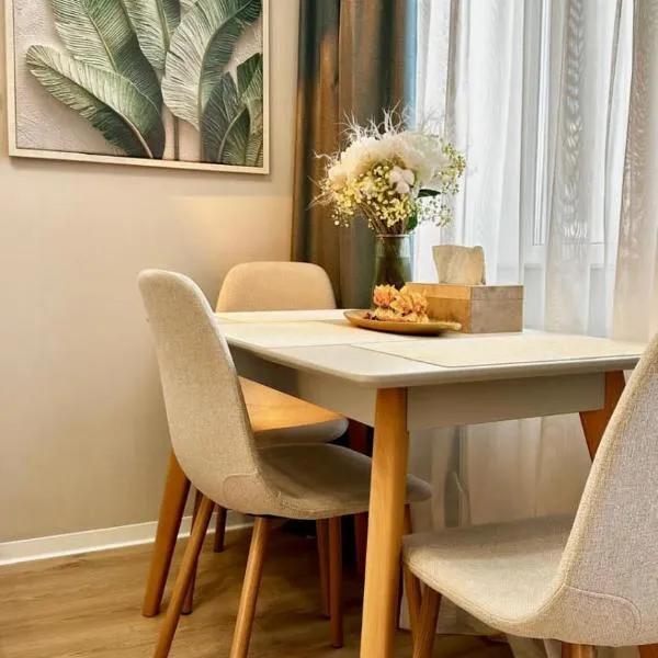 Уютная квартира в новом ЖК Акварель рядом с центром, hotel em Odessa