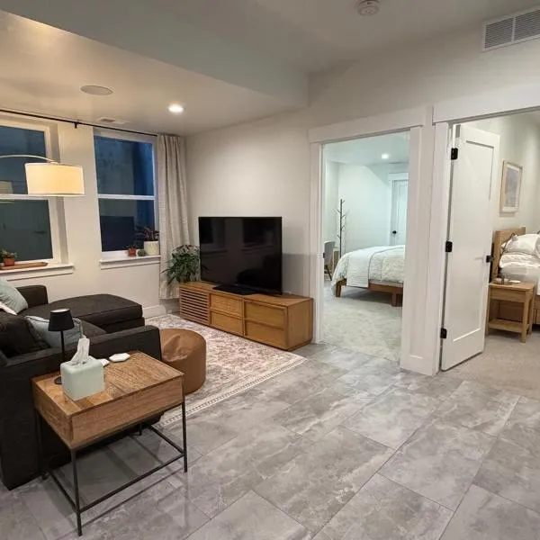 Modern Denver Oasis with Gourmet Kitchen & Patio, hotel Denverben