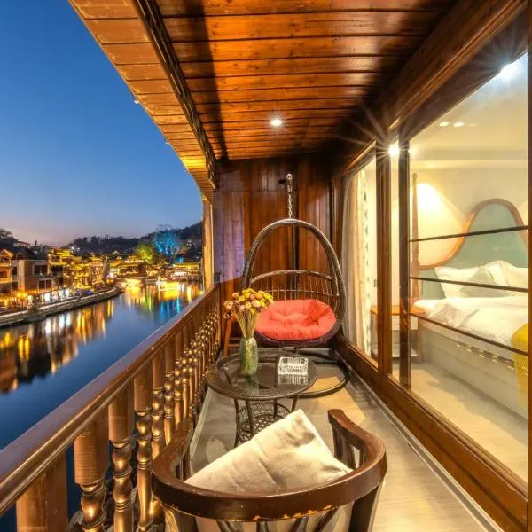 Fenghuang Ancient Town Lazy Cat Riverside Inn โรงแรมในเฟิ่งหวง