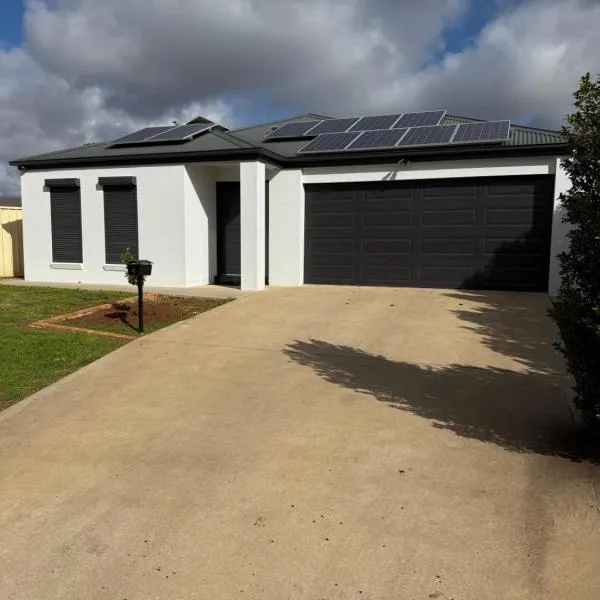 The Holiday Home Griffith، فندق في غريفيث