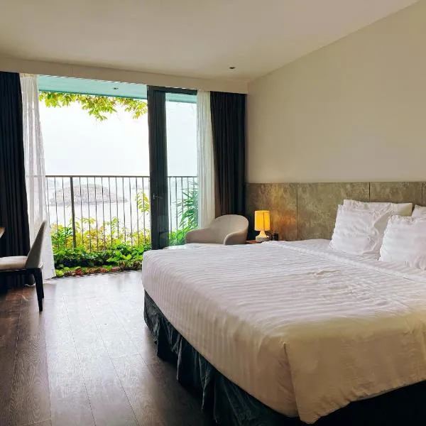 The Coastal Retreats with Mountain or Sea Views at Flamingo Cat Ba Resort with Private Beach and Onsen, hotel din Cat Ba