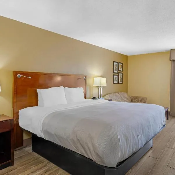 Quality Inn Fuquay Varina East, хотел в Fuquay-Varina